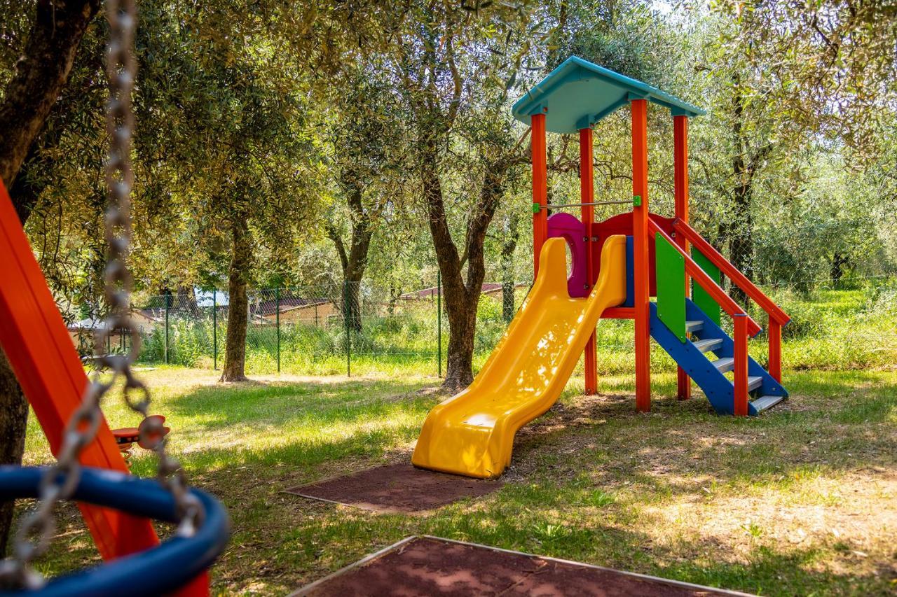 Camping Park Garda Лимоне-суль-Гарда Экстерьер фото